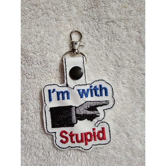 I'm With Stupid Keychain Novelty Pointing Finger‎ Keyring Funny Gift - Picture 1 of 2